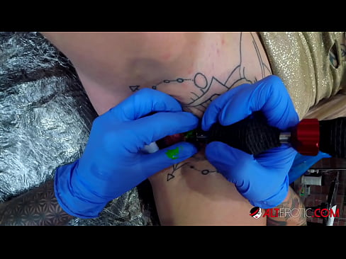 ❤️ Ekstreem tattooed hottie Sully Savage krige in tattoo op har klitoris ️ Porno op fy.dickies-shop.ru ️❤